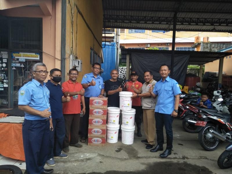 Berikan bantuan berupa kaporit dan AMDK Sukabela kepada BPBD, PDAM Kab. Semarang Dukung Penyemprotan